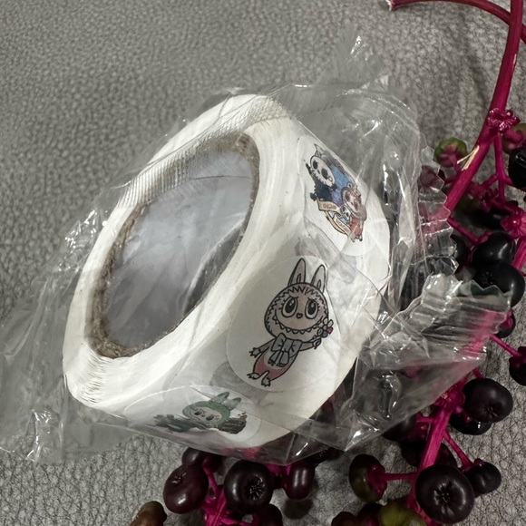 Labubu 500ct Sticker Roll - Picture 5 of 5